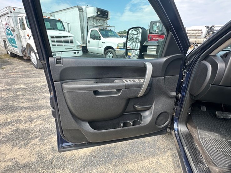 2010-chevrolet-silverado-image-25