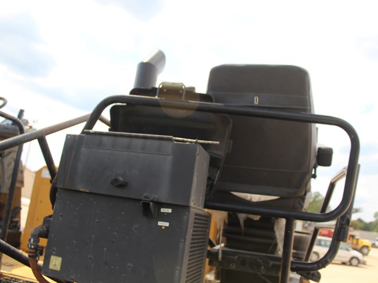 2017-caterpillar-ap-1055f-image-32