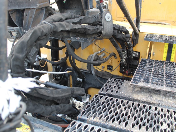 2017-caterpillar-ap-1055f-image-44