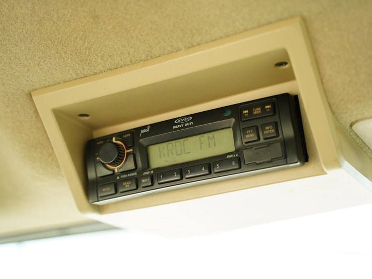 2009-john-deere-8330-image-36