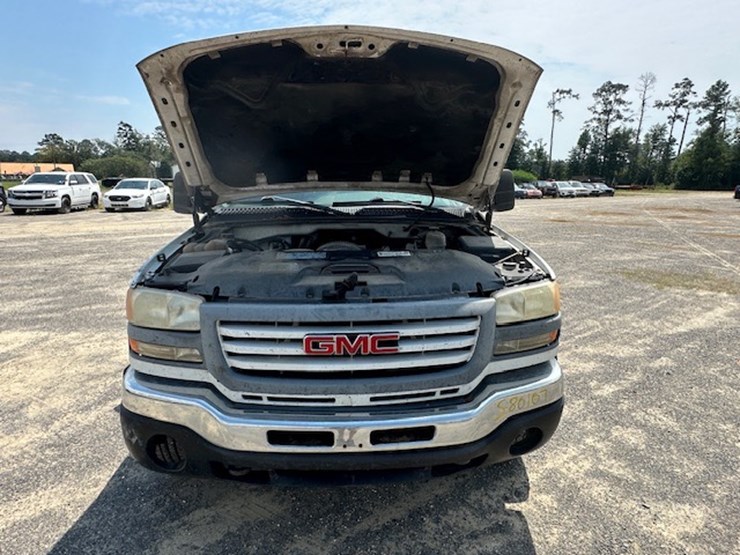2005-gmc-2500-image-40