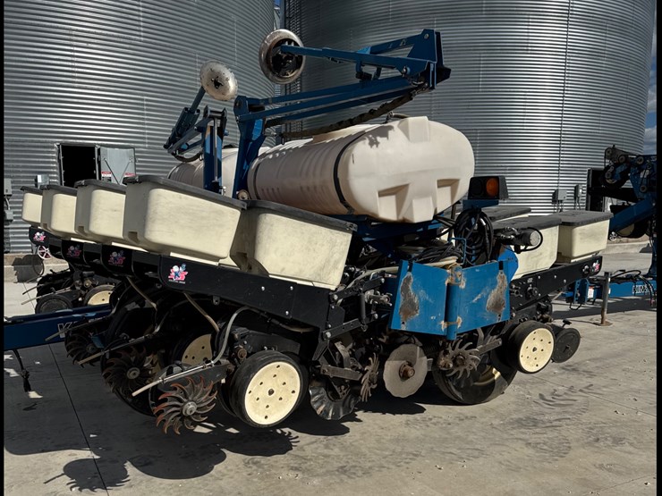 2011-kinze-3200-image-1