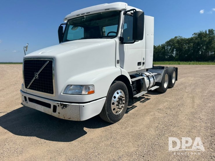 2016-volvo-vnm64t200-image-1