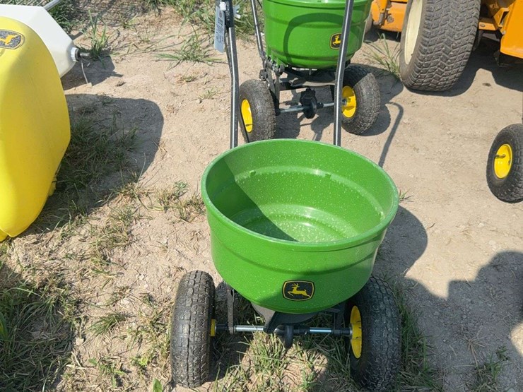 new-john-deere-#60-push-spreader-image-2