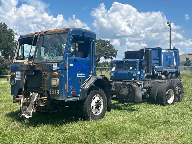 2020-peterbilt-520-image-1