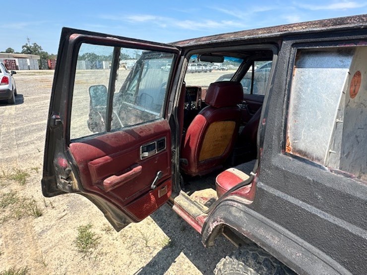 #22910-•-1984-jeep-image-21