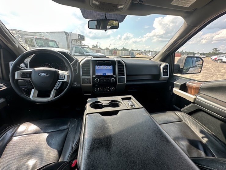 2017-ford-f150-lariat-image-32
