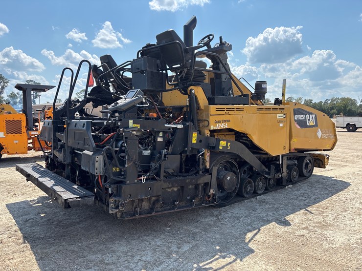2017-caterpillar-ap-1055f-image-4