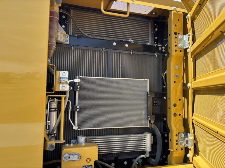 2020-caterpillar-320-image-45
