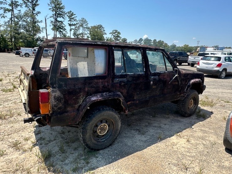 #22910-•-1984-jeep-image-3