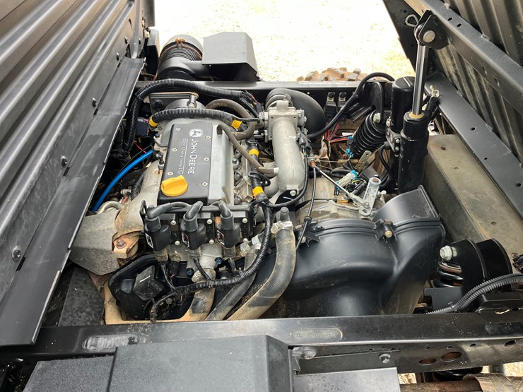 2019-john-deere-gator-image-3