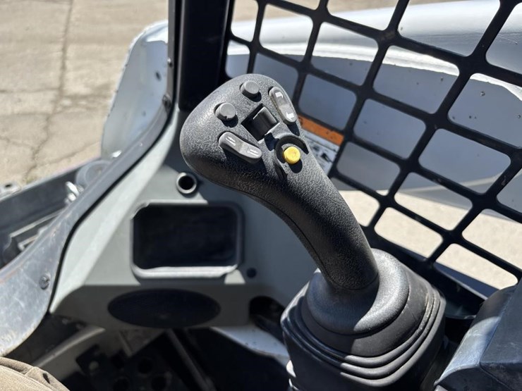 2017-bobcat-t740-image-23
