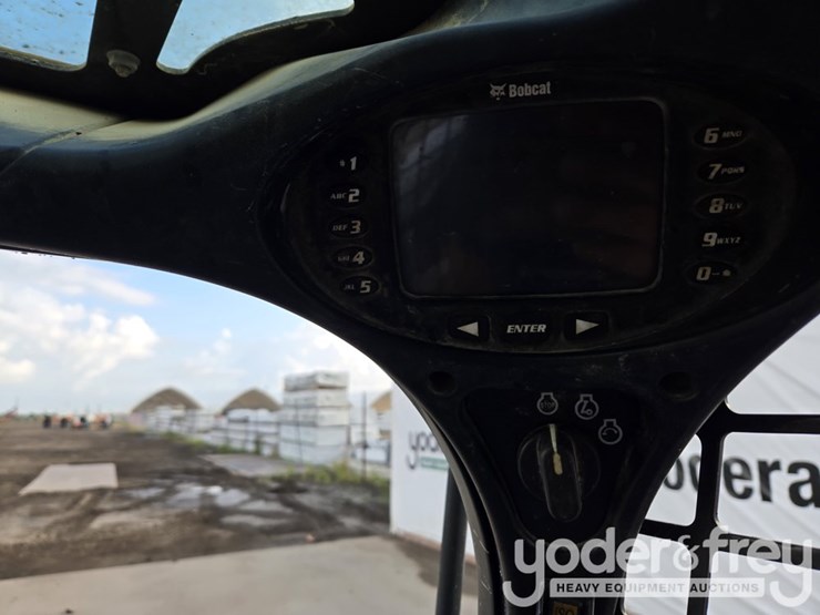 2022-bobcat-t770-image-40