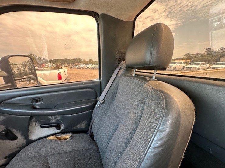 2005-gmc-2500-image-31