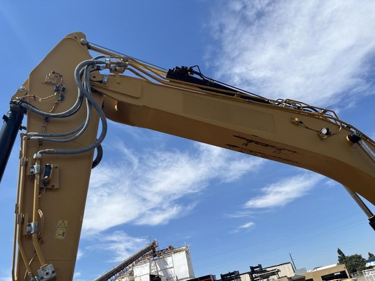 2020-caterpillar-320-image-17