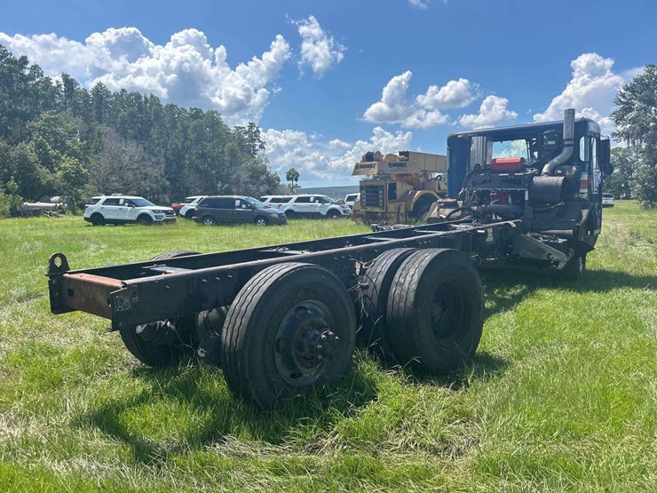2020-peterbilt-520-image-3