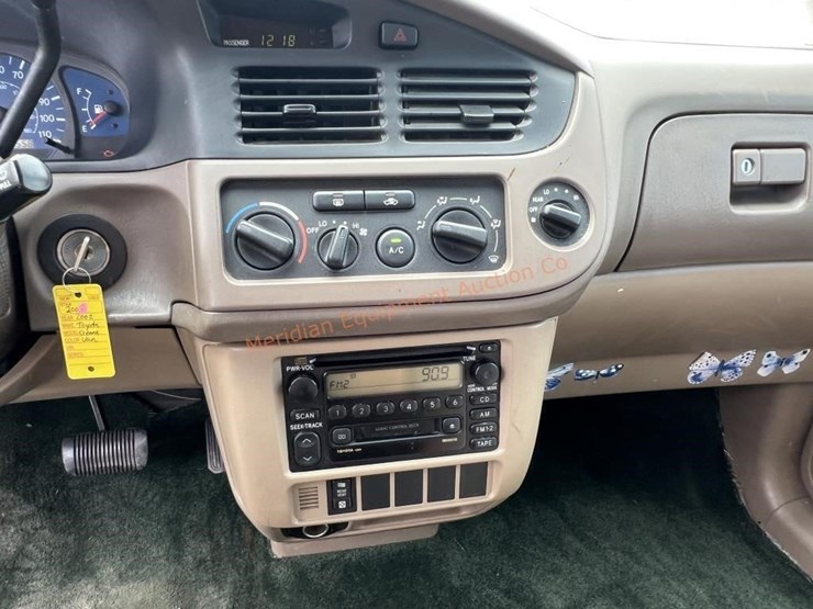 2002-toyota-sienna-le-image-7