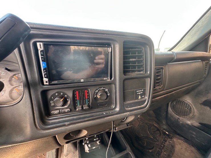 2005-gmc-2500-image-36