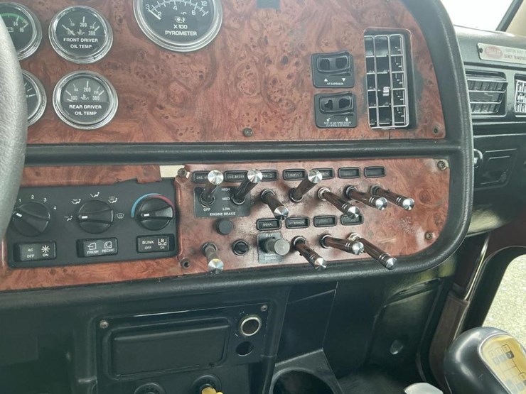 #502-•-2004-peterbilt-truck-image-44