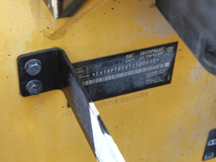 2017-caterpillar-ap-1055f-image-19