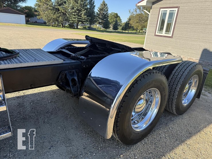 2021-peterbilt-389-image-53