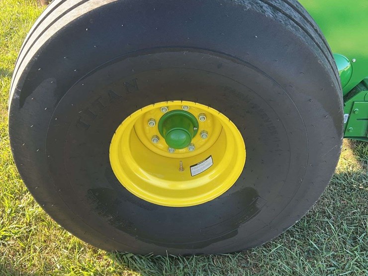 2020-john-deere-560m-image-19
