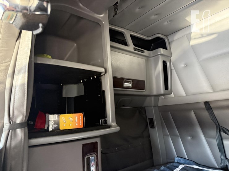 2021-peterbilt-389-image-12