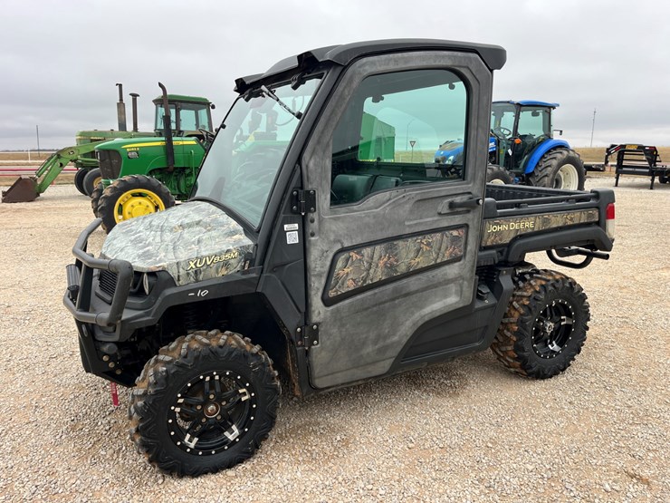 2019-john-deere-gator-image-1