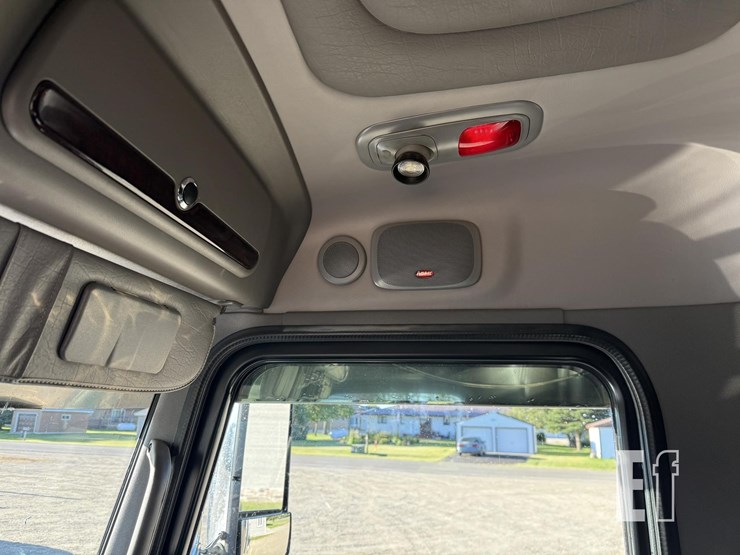 2021-peterbilt-389-image-9