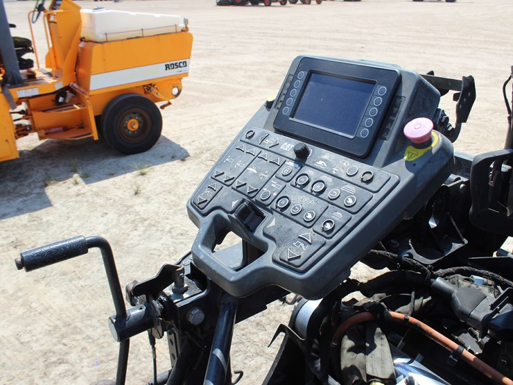 2017-caterpillar-ap-1055f-image-12