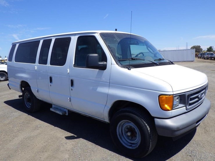 2007-ford-econoline-350-image-2