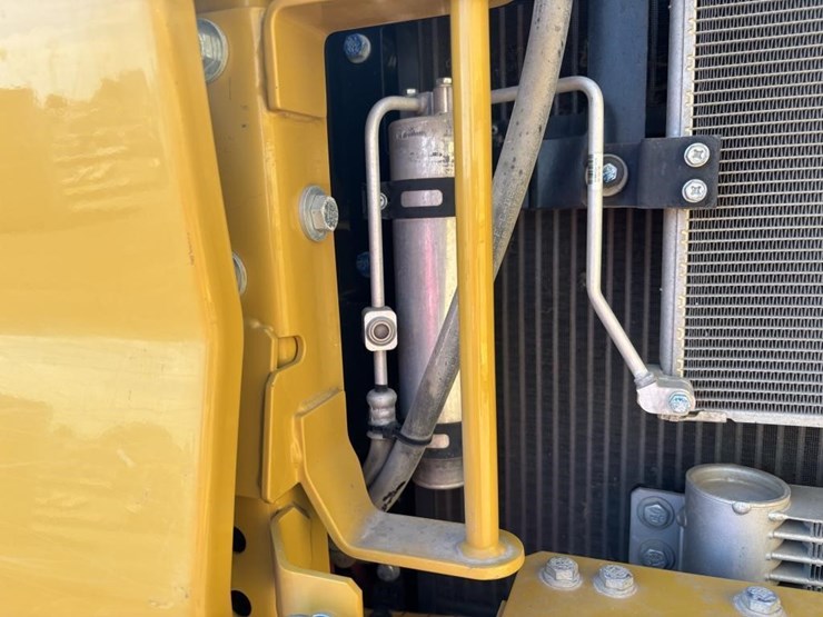 2020-caterpillar-320-image-47