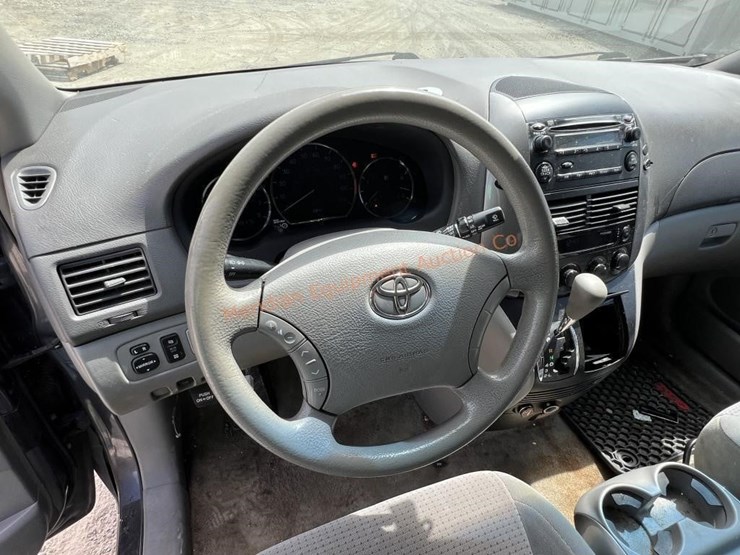 2006-toyota-sienna-image-17