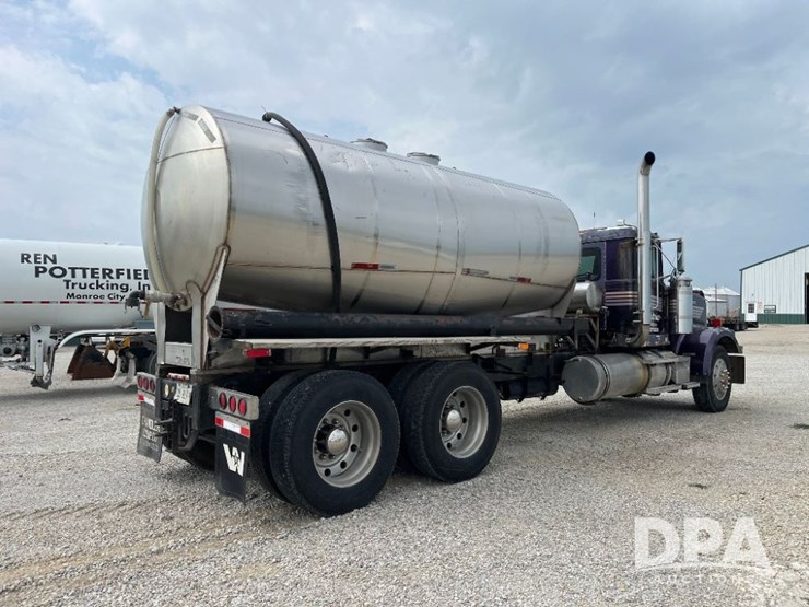 1996-western-star-model-496f-liquid-nurse-truck-(jn2748,-unit-40582)-image-12
