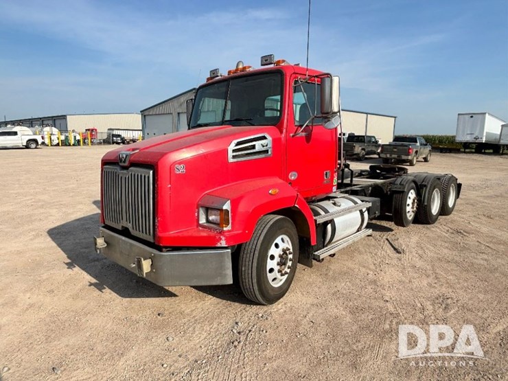 2017-western-star-w4700sb-day-cab-truck-(gp11329,-unit-82)-image-1