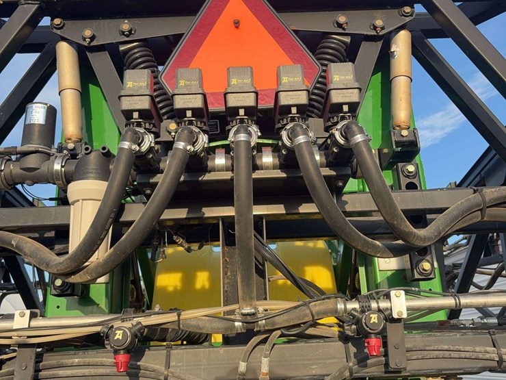 top-air-1200-sprayer,-90ft-boom,-monitor-control-box,-manual,-hydraulic-drive,-1200-gallon-tank,-used-this-spring,-20"-spacing,-320/90r46-tires-image-11