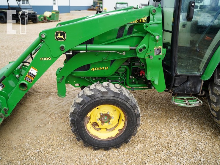 john-deere-4044r-image-11
