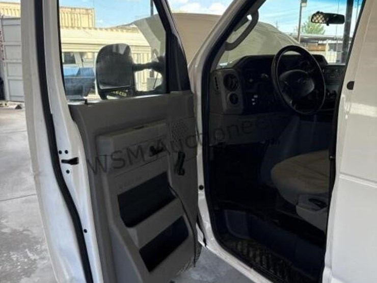 2012-ford-cargo-image-24