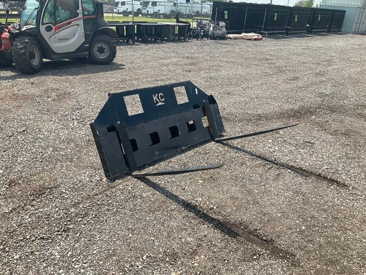 #618-•-unused-quick-attach-skid-steer-forks-image-1