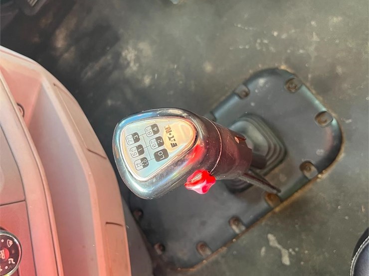 2015-peterbilt-579-image-14