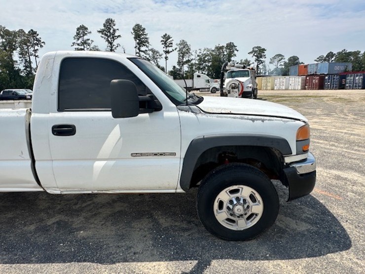 2005-gmc-2500-image-18