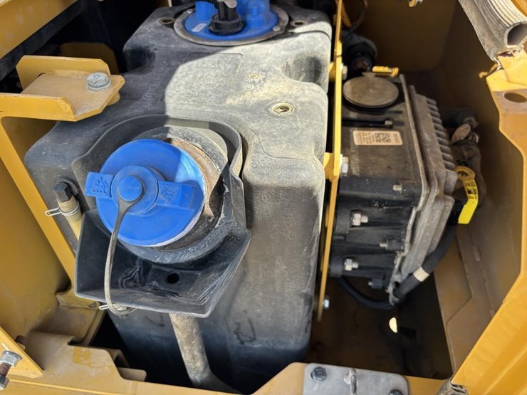 2020-caterpillar-320-image-48