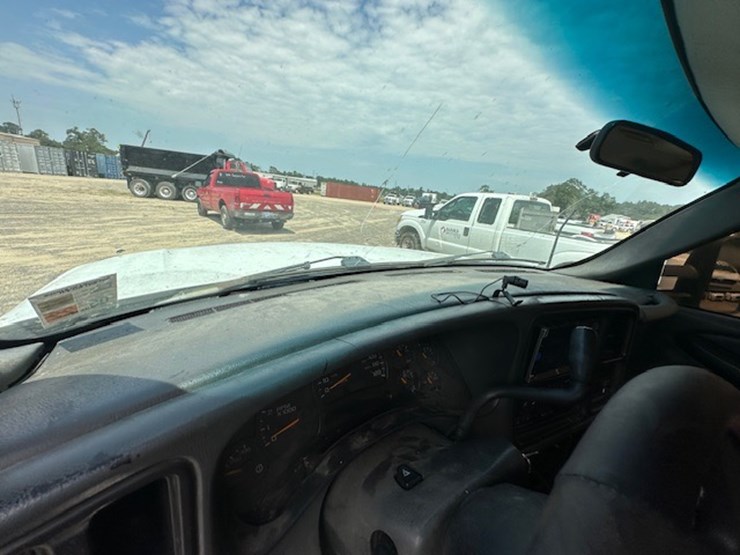 2005-gmc-2500-image-35