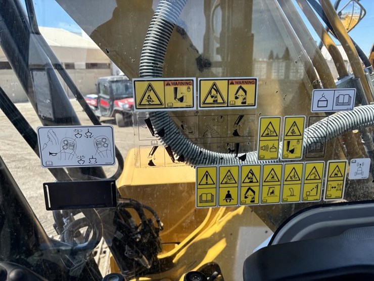 2020-caterpillar-320-image-31