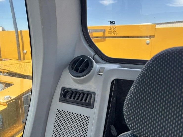 2020-caterpillar-320-image-35