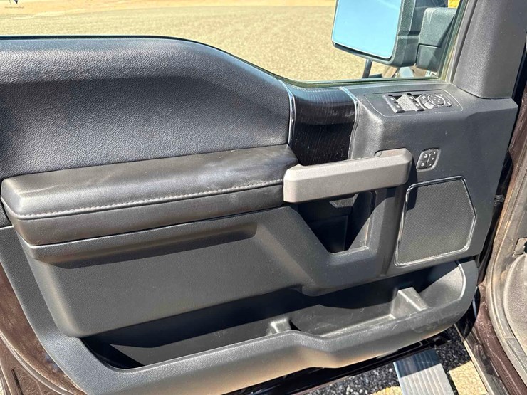 2020-ford-f150-platinum-image-27