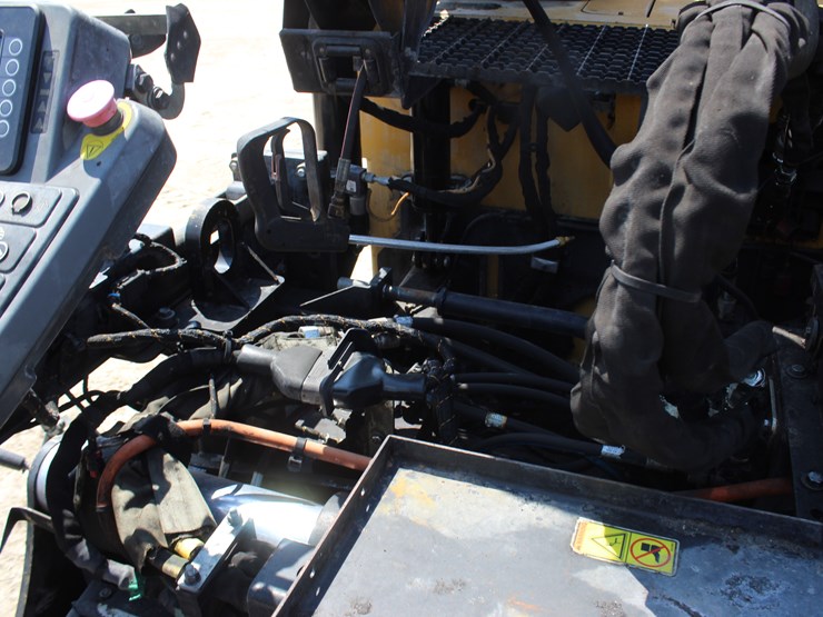 2017-caterpillar-ap-1055f-image-15