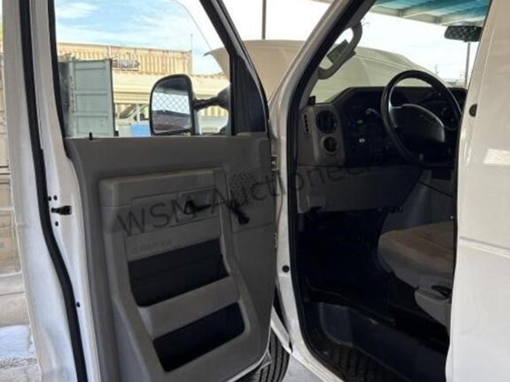 2012-ford-cargo-image-24