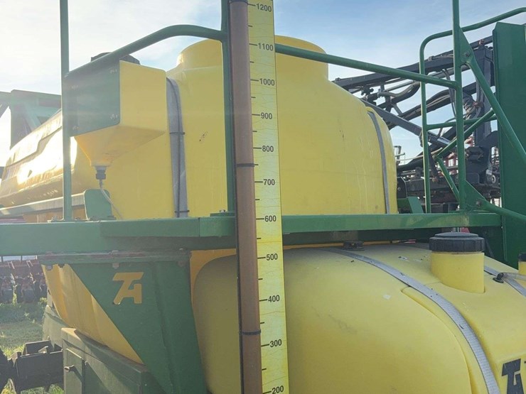 top-air-1200-sprayer,-90ft-boom,-monitor-control-box,-manual,-hydraulic-drive,-1200-gallon-tank,-used-this-spring,-20"-spacing,-320/90r46-tires-image-4