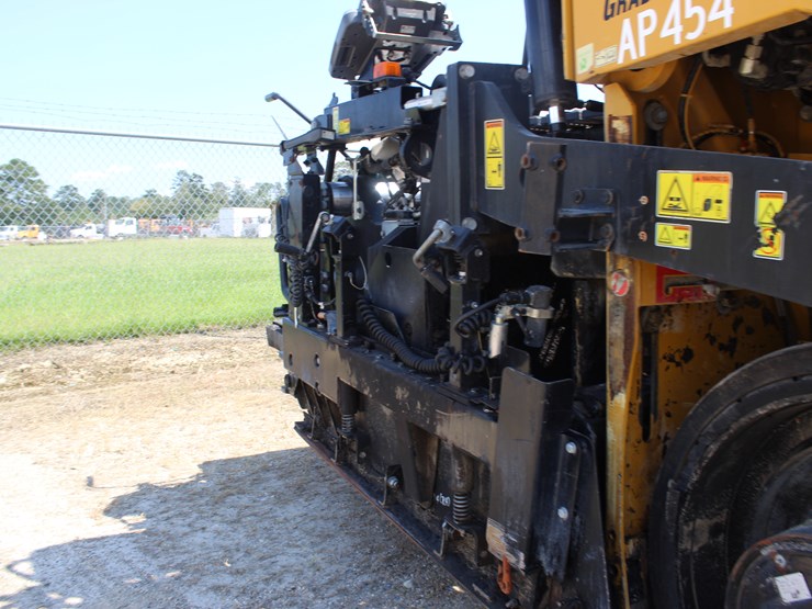 2017-caterpillar-ap-1055f-image-10